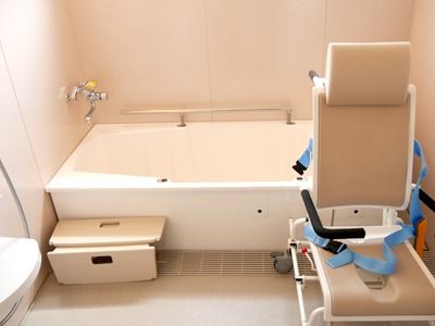 機械浴が置かれた浴室には昇降台や手すりも設置されていて、大変明るい。