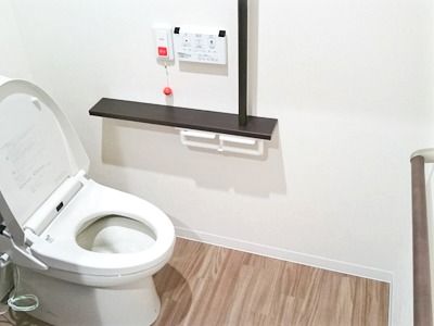 トイレは広く、呼び出しボタンもつき、壁には手すりが設置されている。
