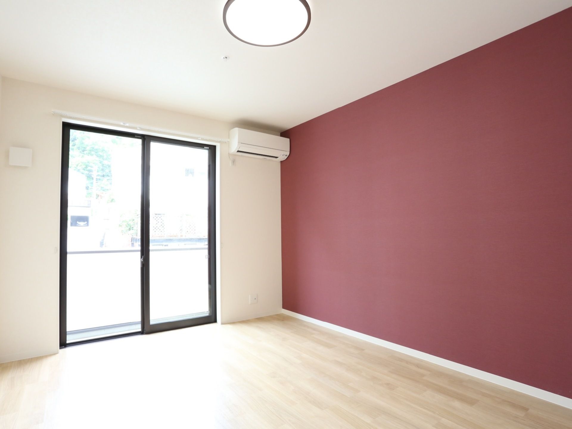 居室には大きな窓が設置され、日当たりが良い。電気はLEDで明るい。また、エアコンが備え付けられている。