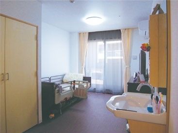 大きな収納スペースが付いた居室には洗面所やベッド、エアコンも付いている。