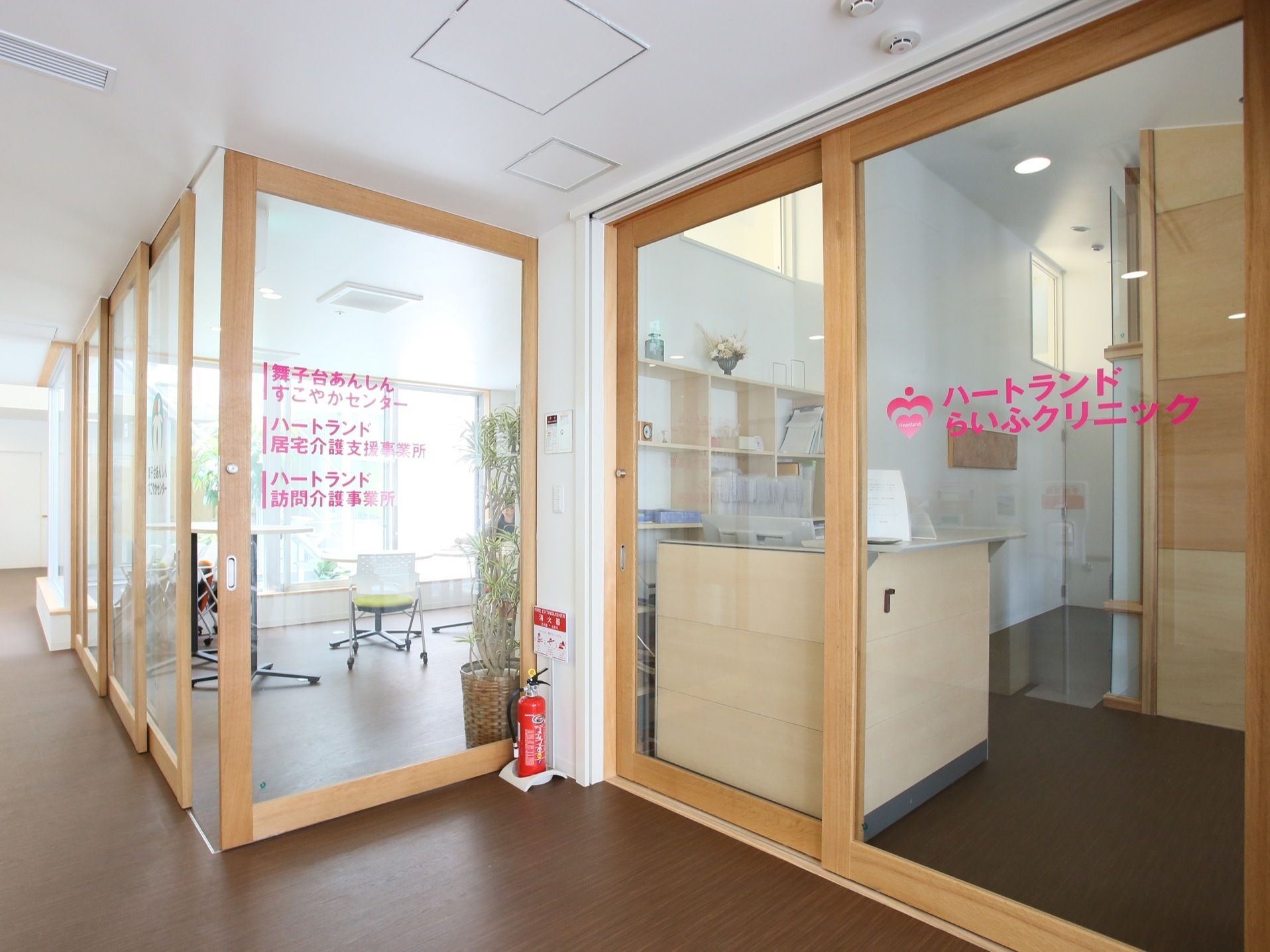 内廊下の一角にガラス張りの部屋がいくつかあり、中にはクリニックや居宅介護、訪問介護の事務所が入っている。