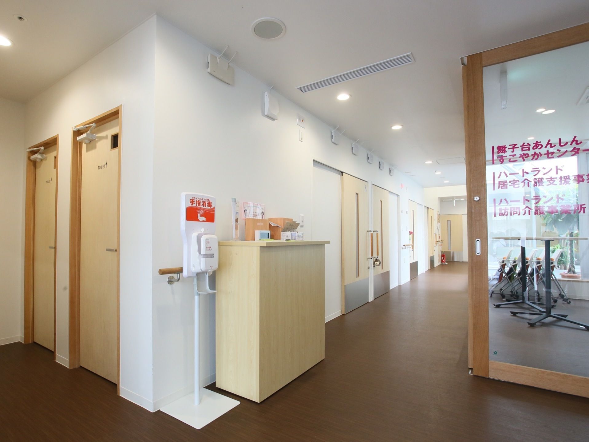 廊下は内廊下で、空調がついている。壁には手すりが設置され、各部屋まで安全に移動できるようになっている。