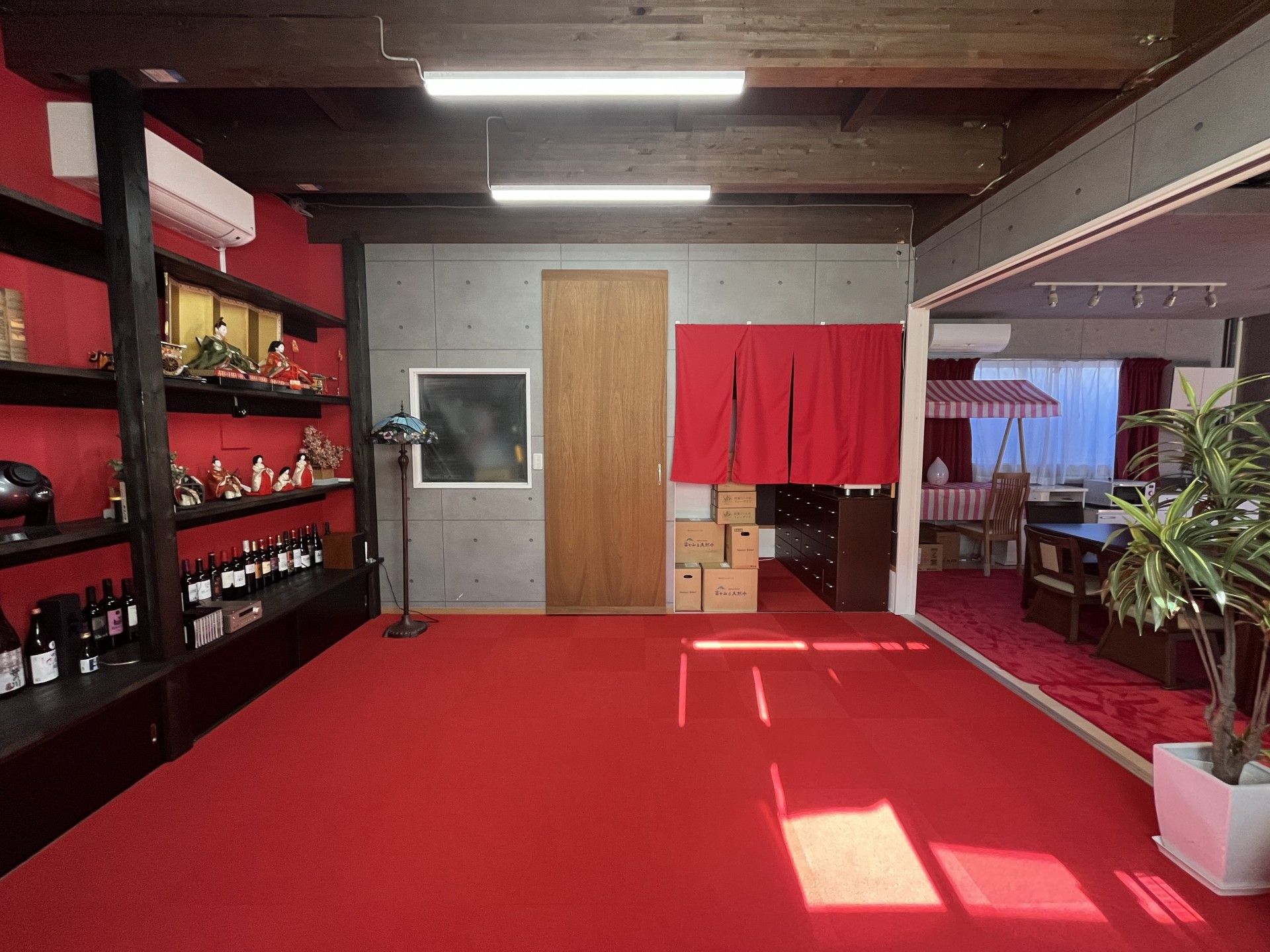 赤いカーペットの部屋