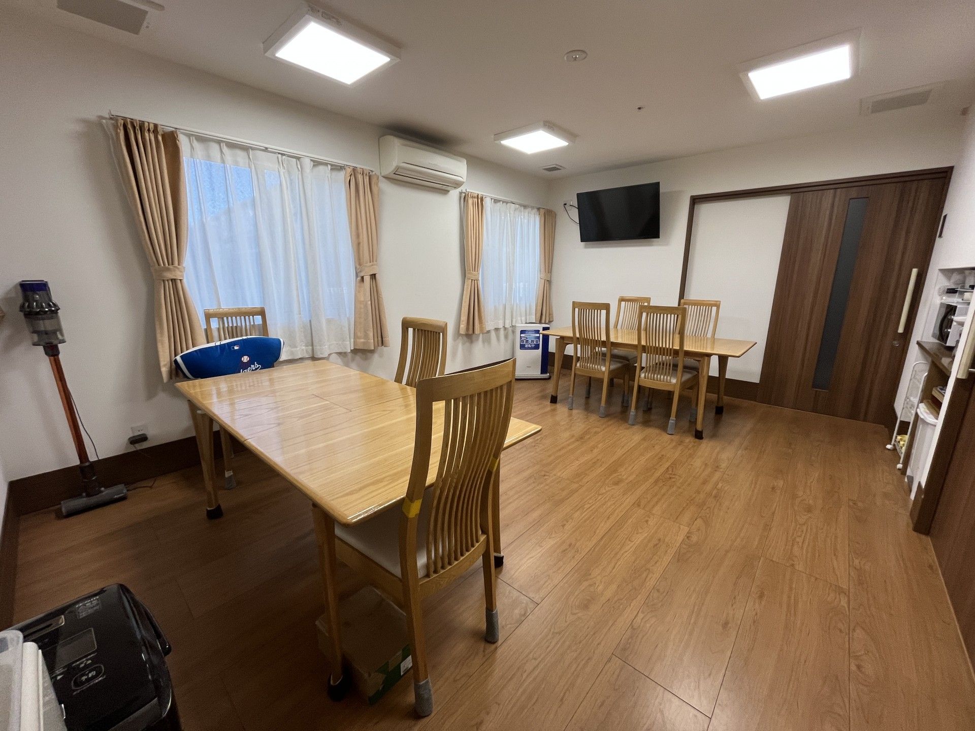 明るい食事スペース