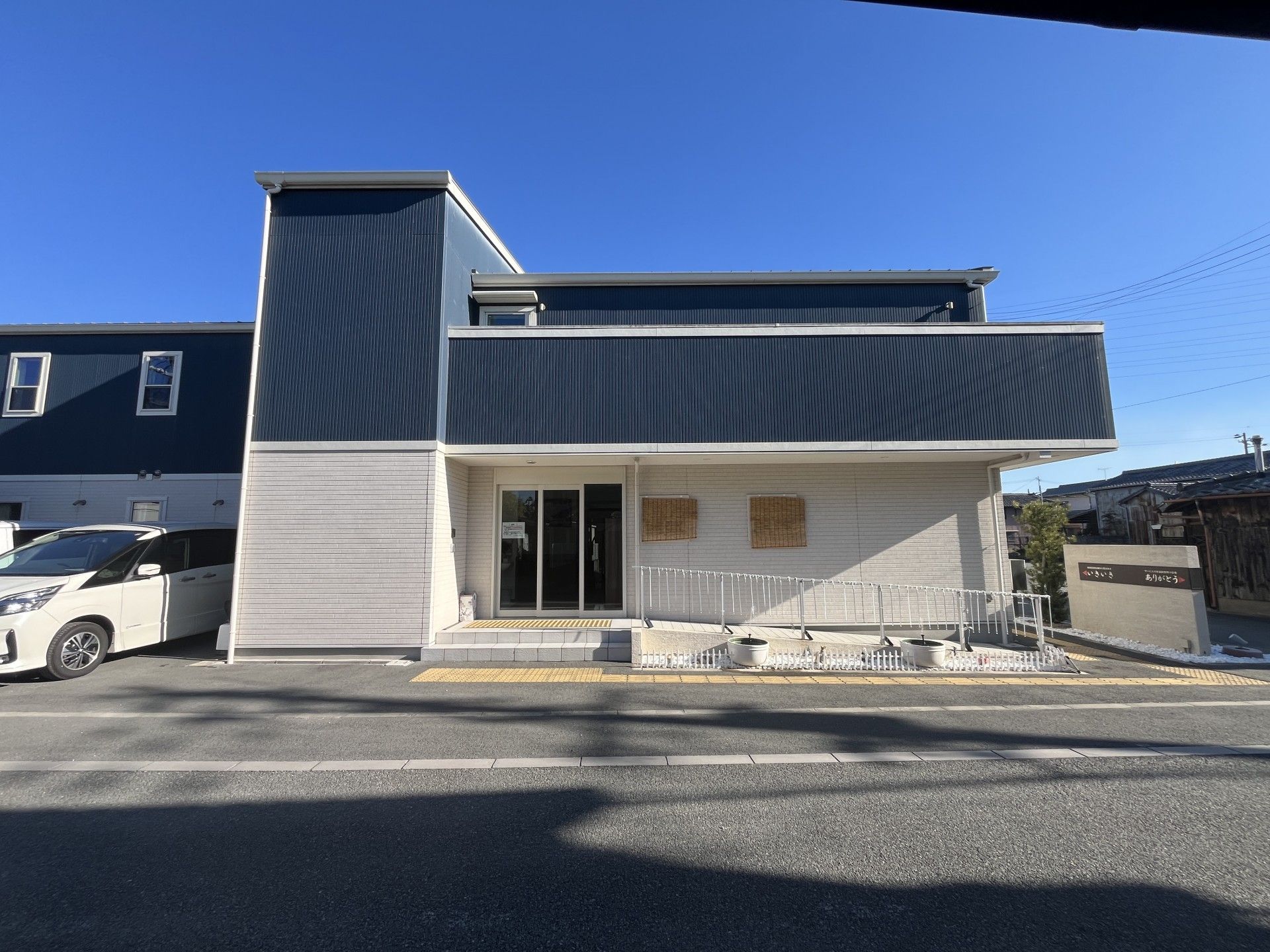 青空の下の建物外観