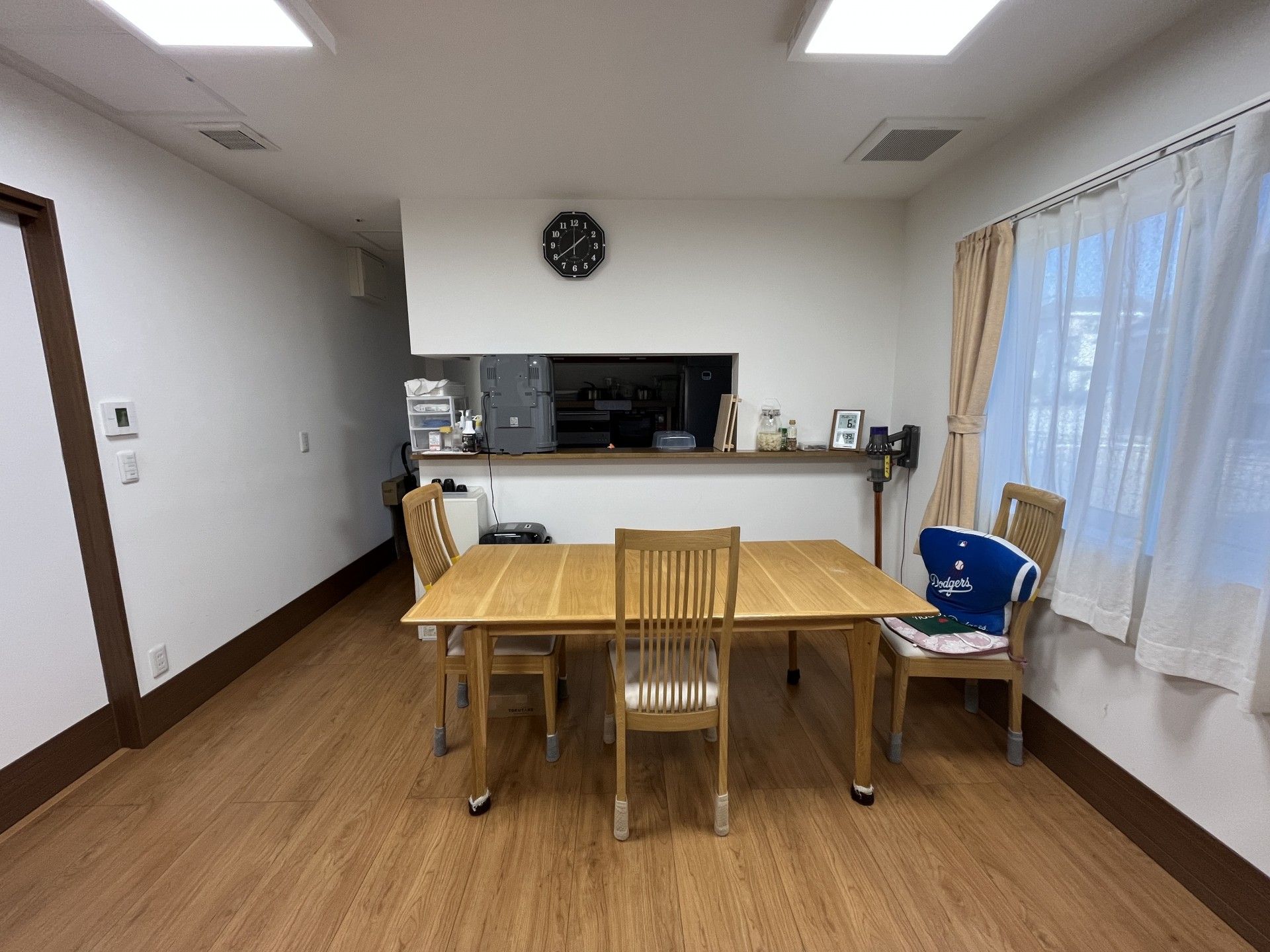 木製テーブルと椅子のある部屋