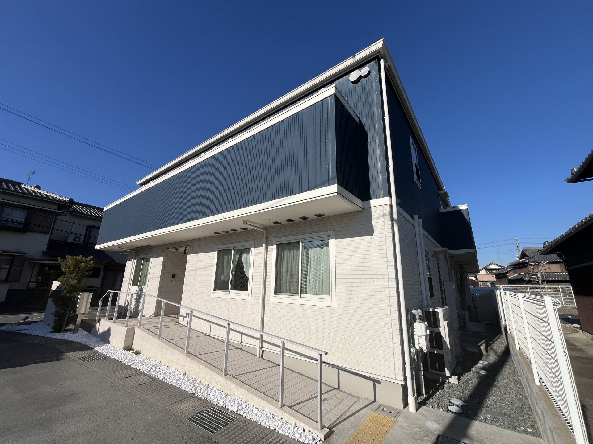 青空の下の建物外観