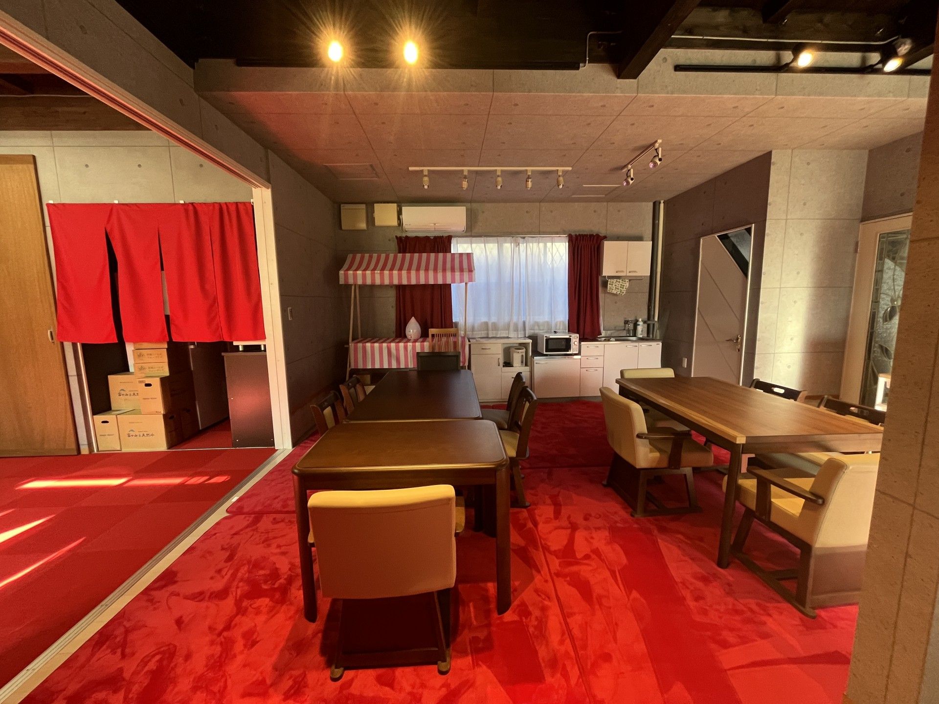 赤いカーペットの部屋