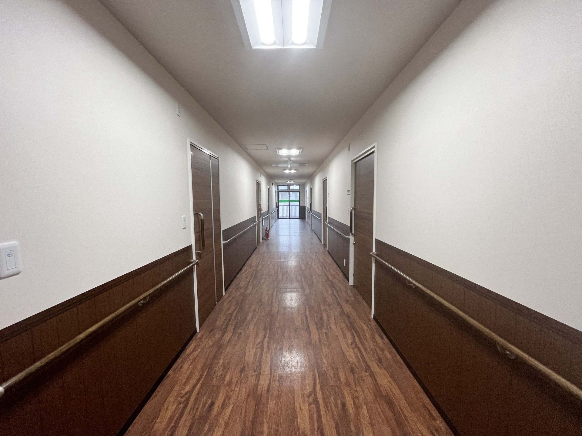 手すり付きの長い廊下