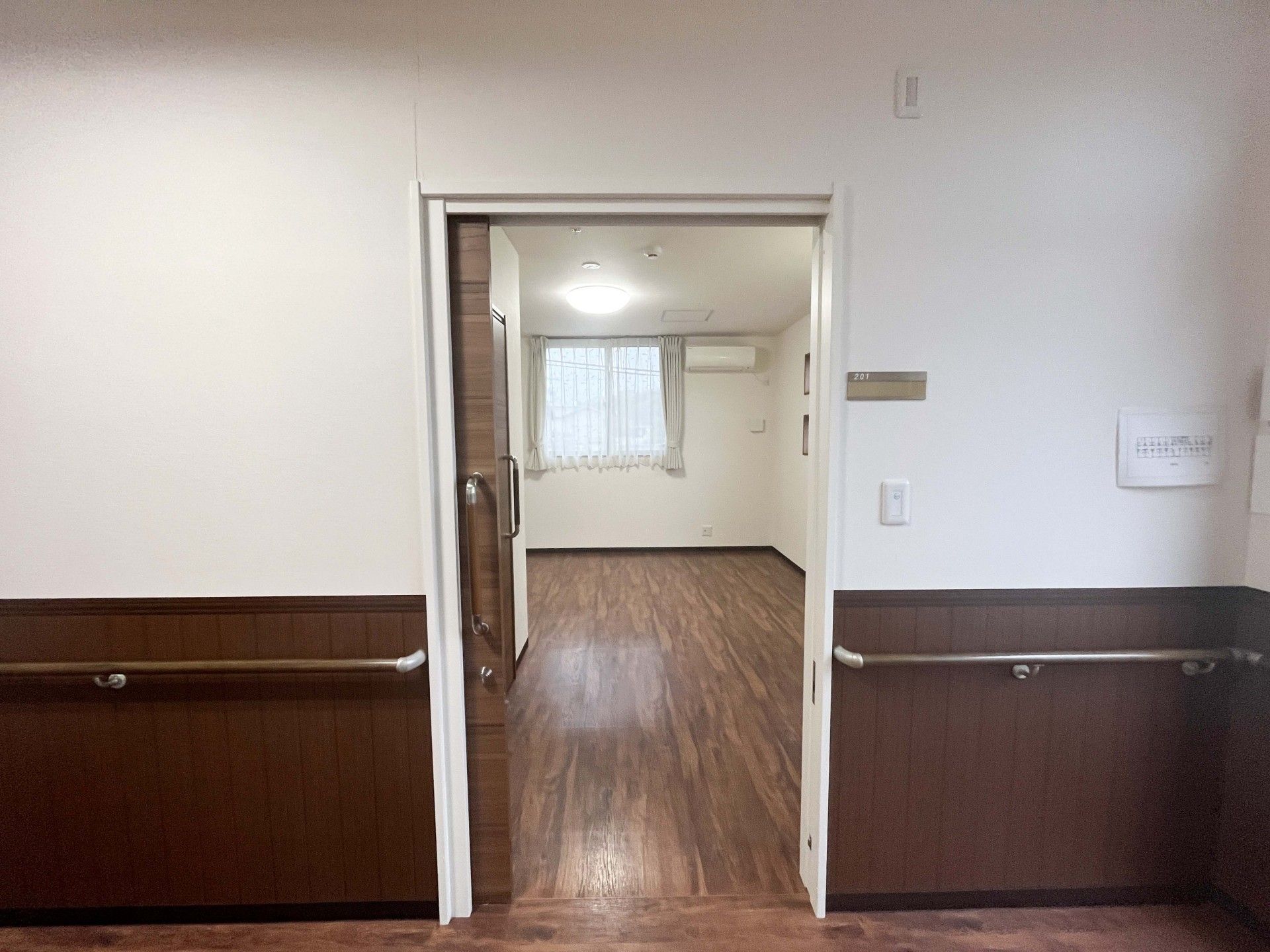 明るい個室の入口