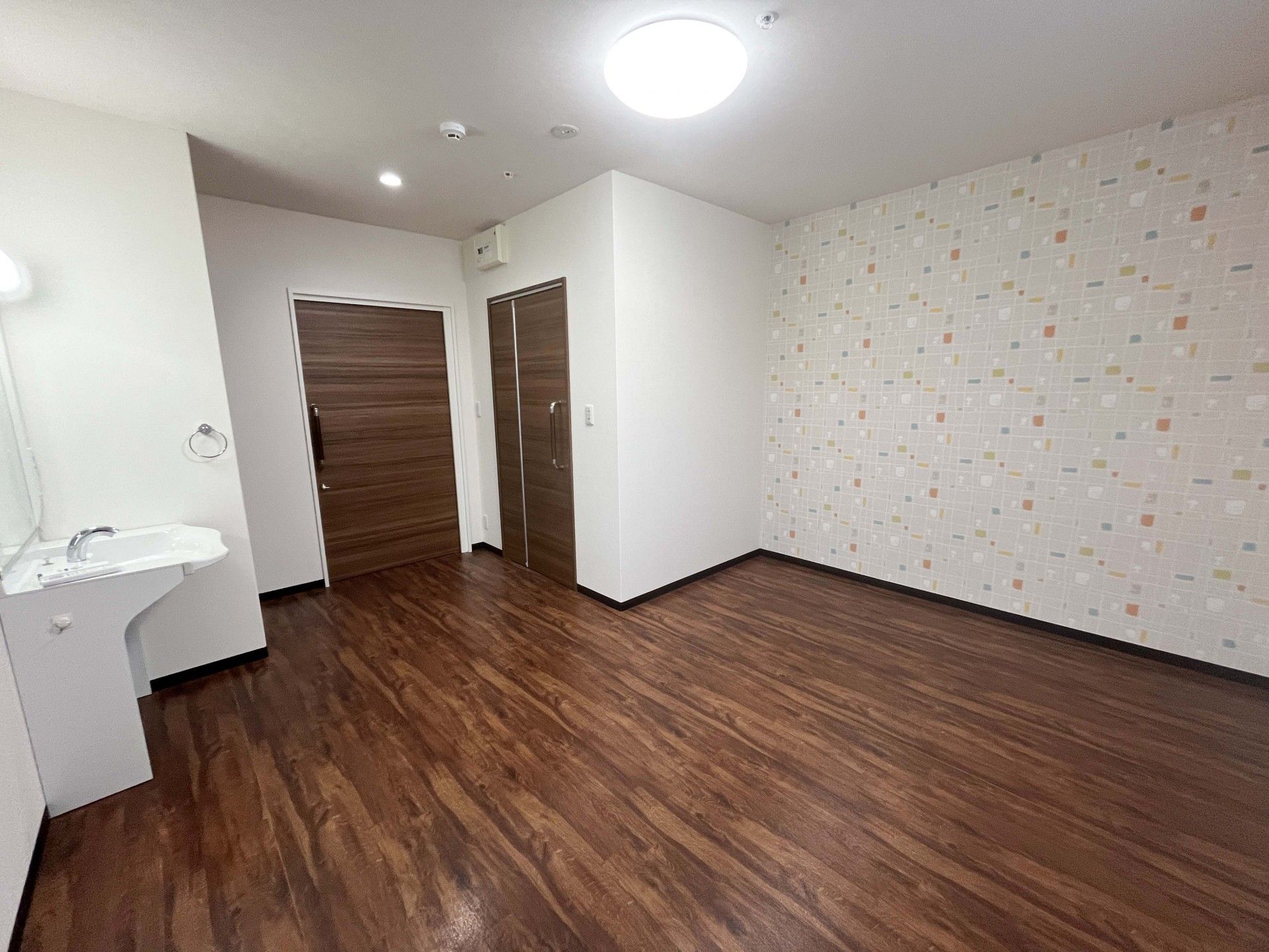 木目調の床と壁の部屋