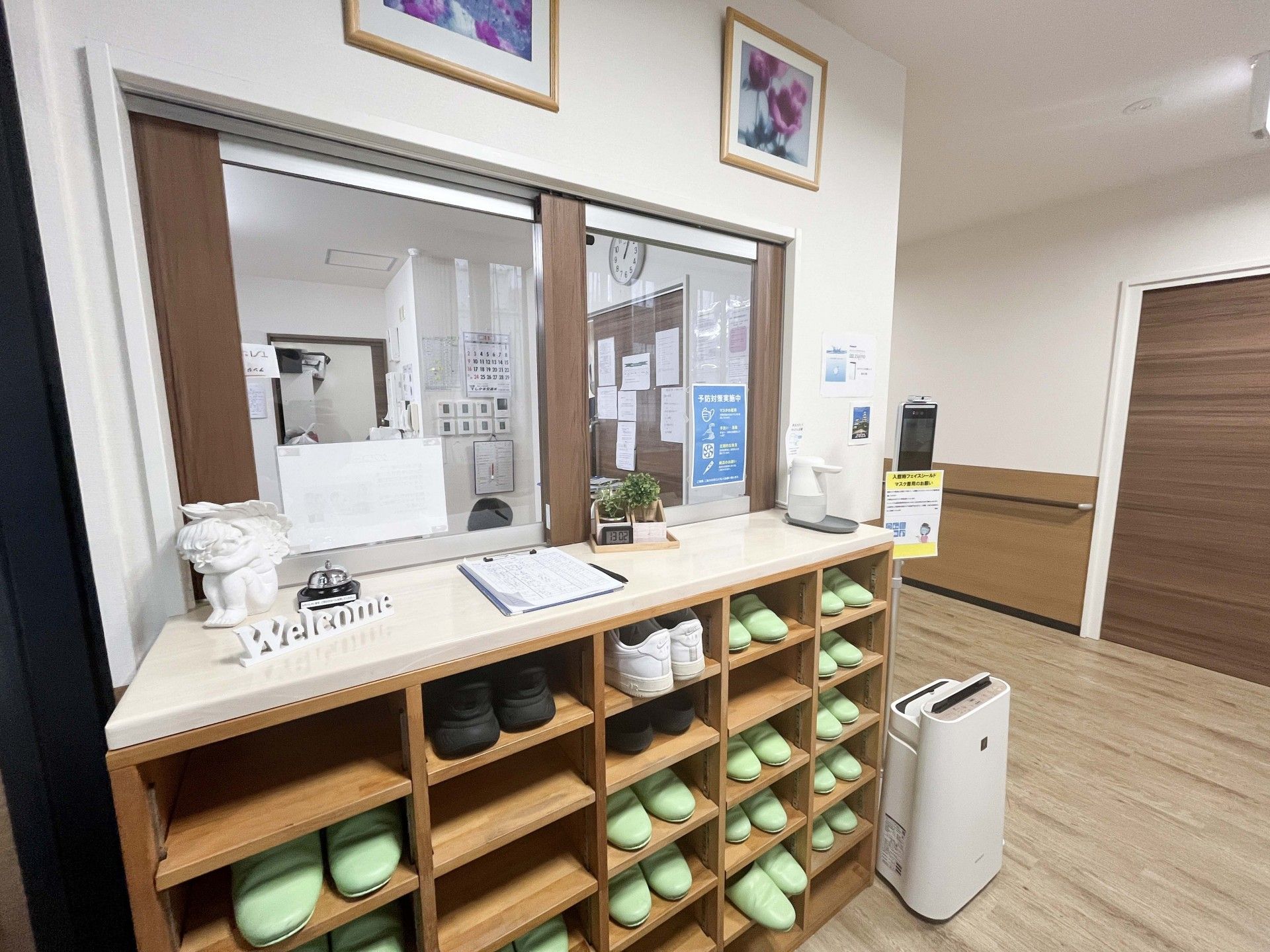 受付とスリッパ棚