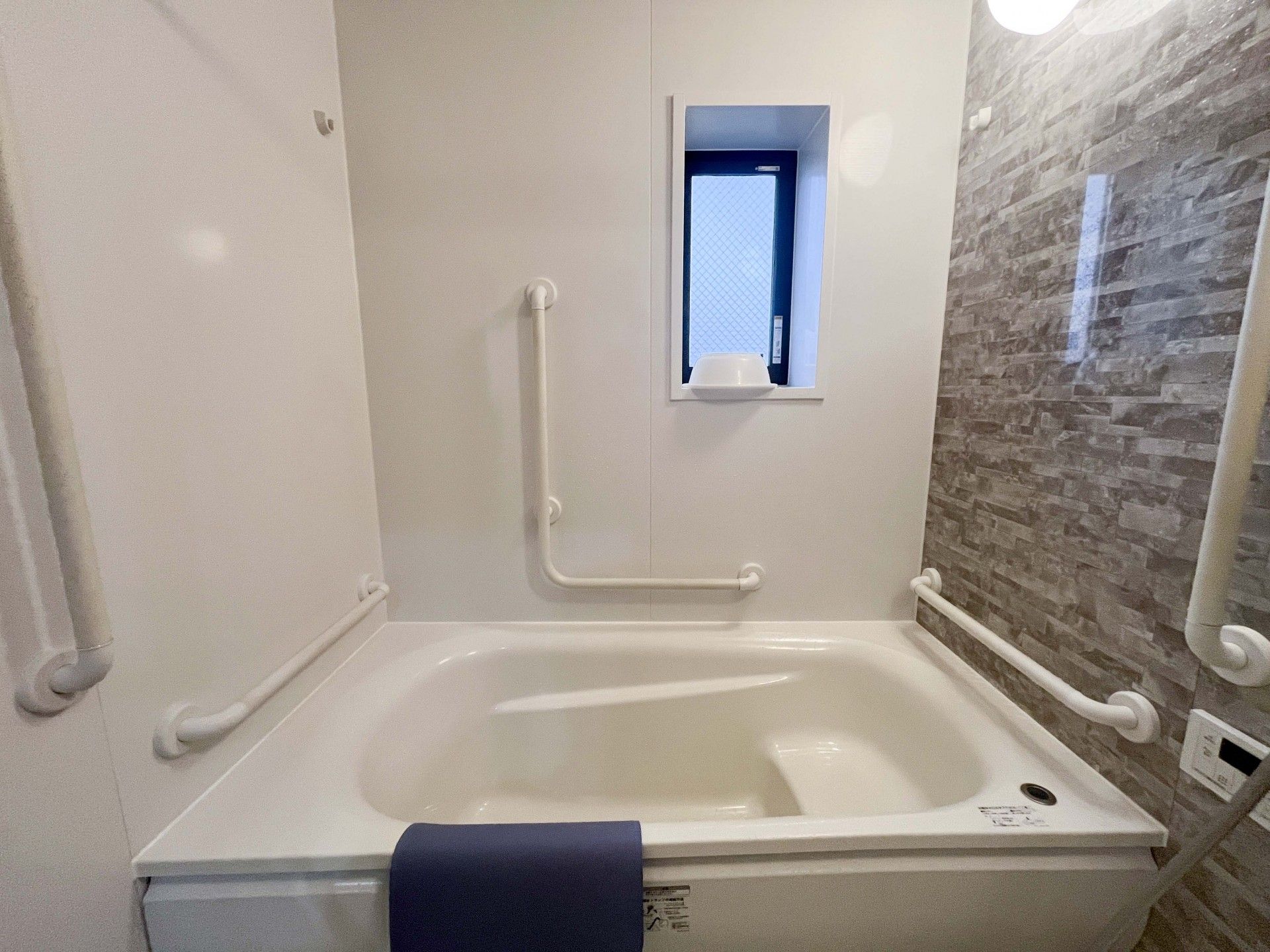 手すり付きの浴室