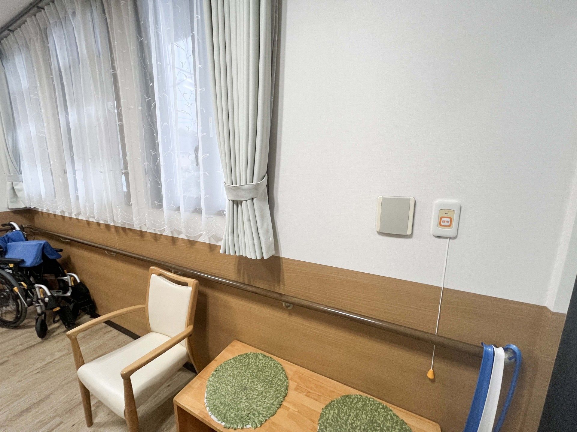 窓際の椅子と手すり