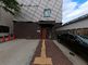 ゆったりとした入口のある建物
