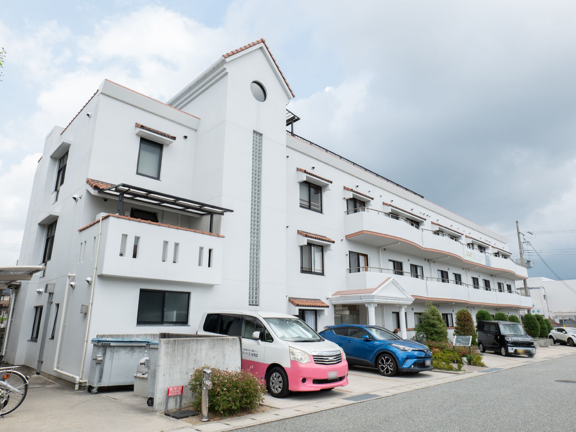 段差が排除された、車椅子の方でも楽に入館できる施設の外観