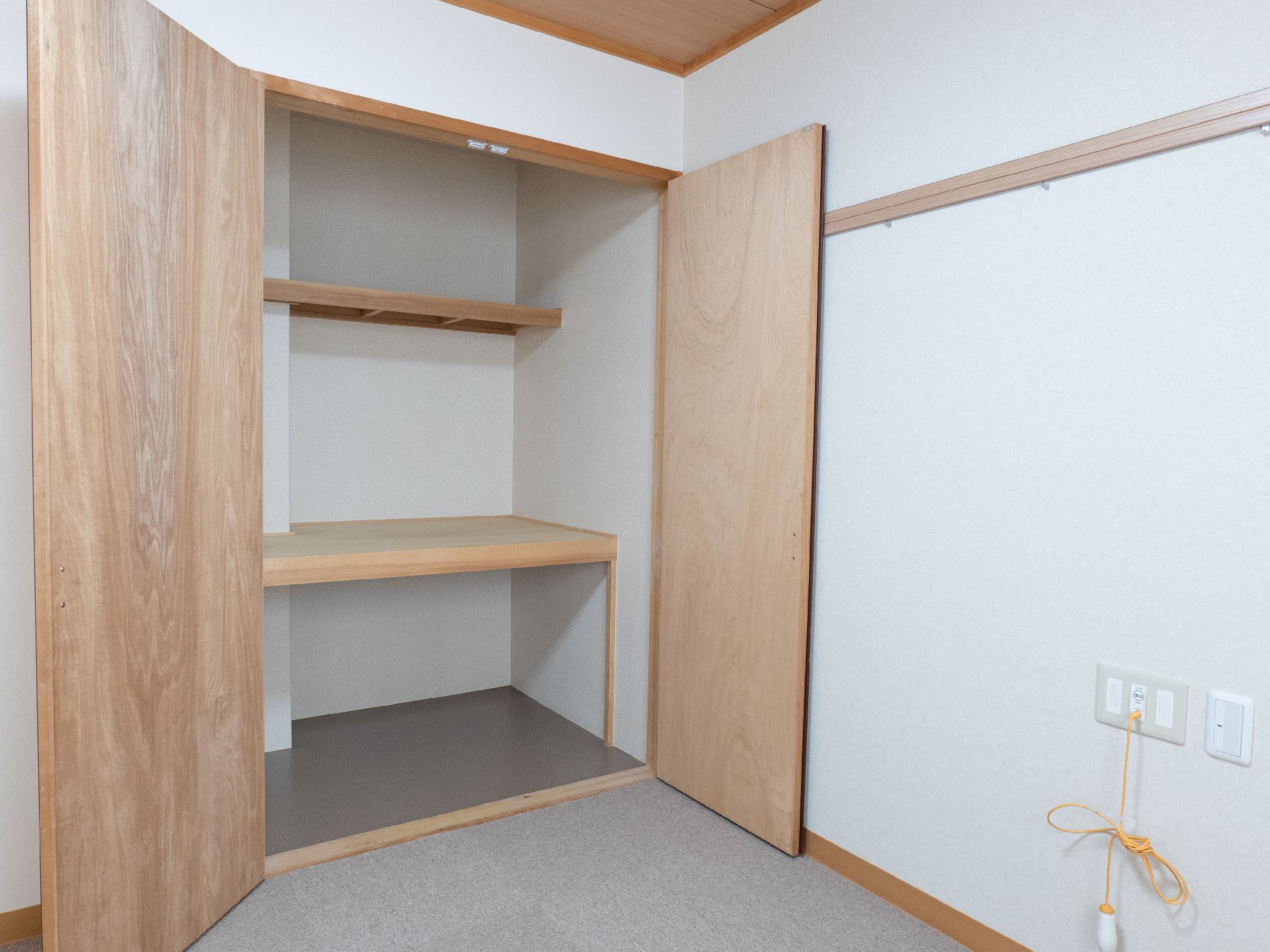 自宅から持ってきた洋服を掛けることができる居室のクローゼット