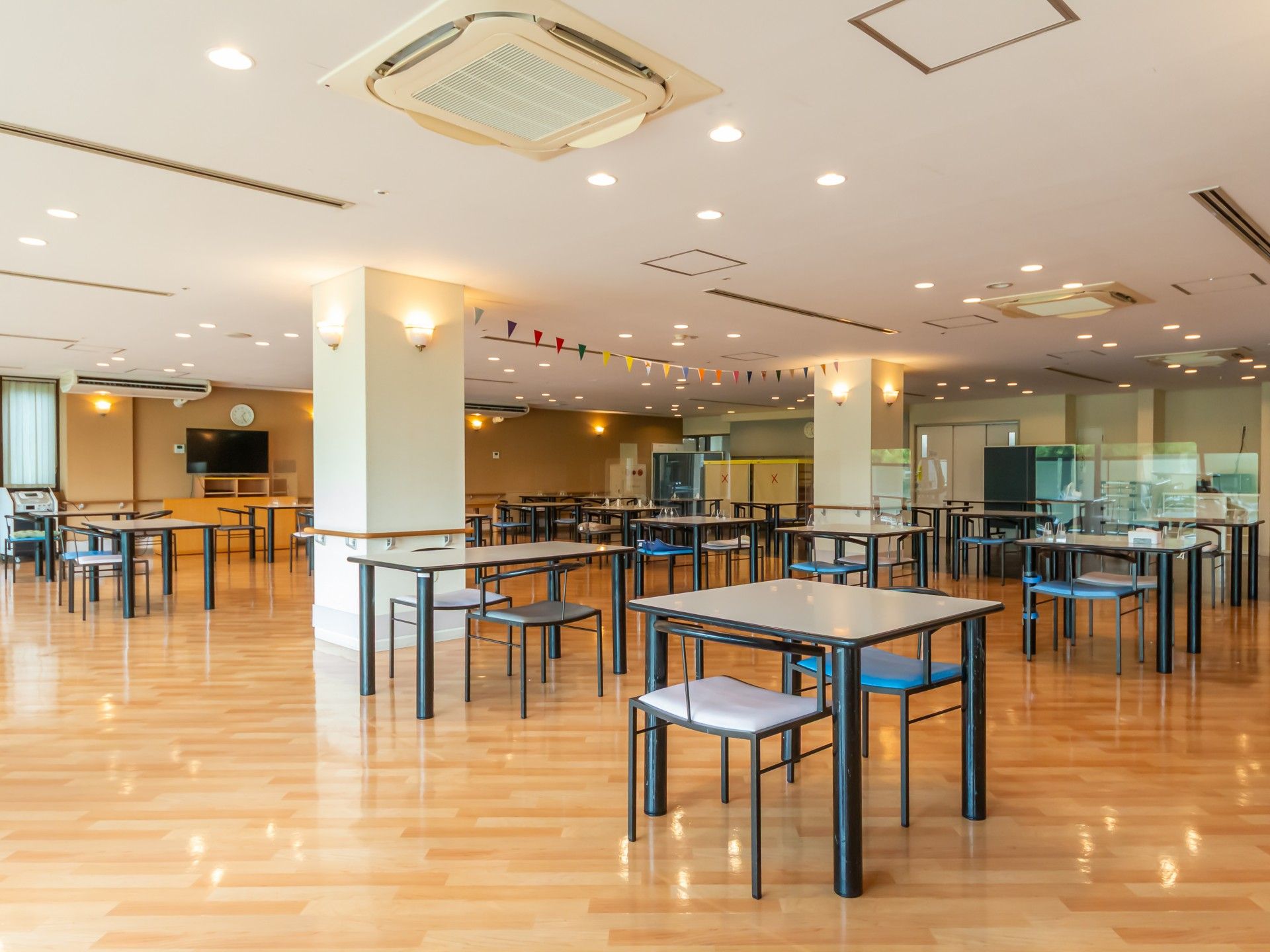 広々とした食事スペース