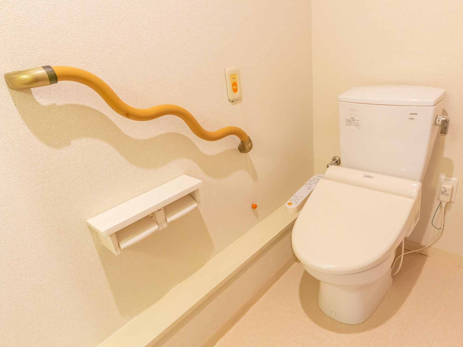 安全な手すり付きトイレ