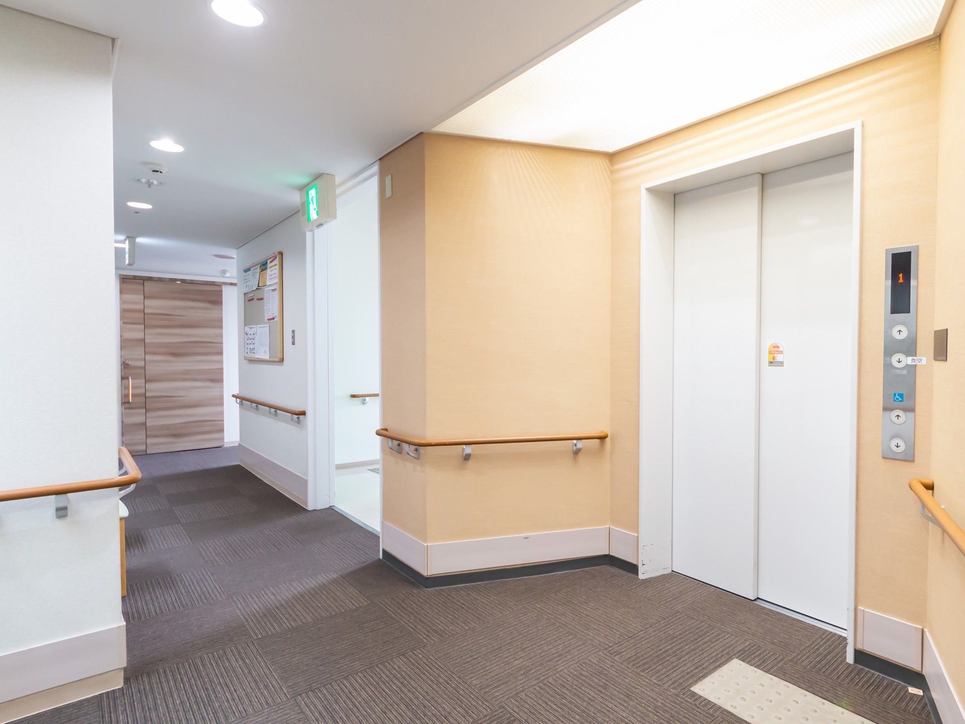 安全な廊下とエレベーター