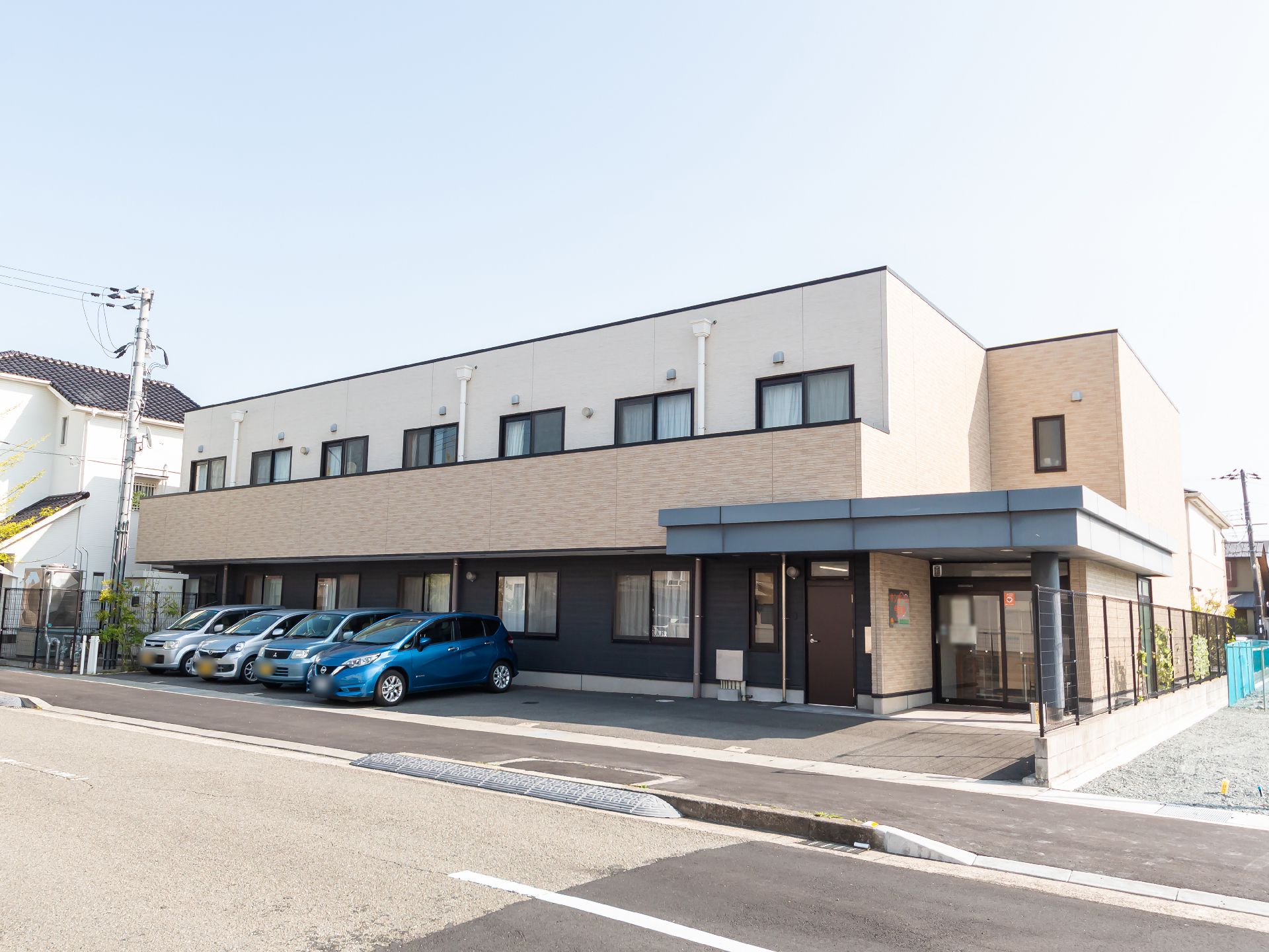 外壁は2色で構成され、周囲からも識別しやすい施設の外観