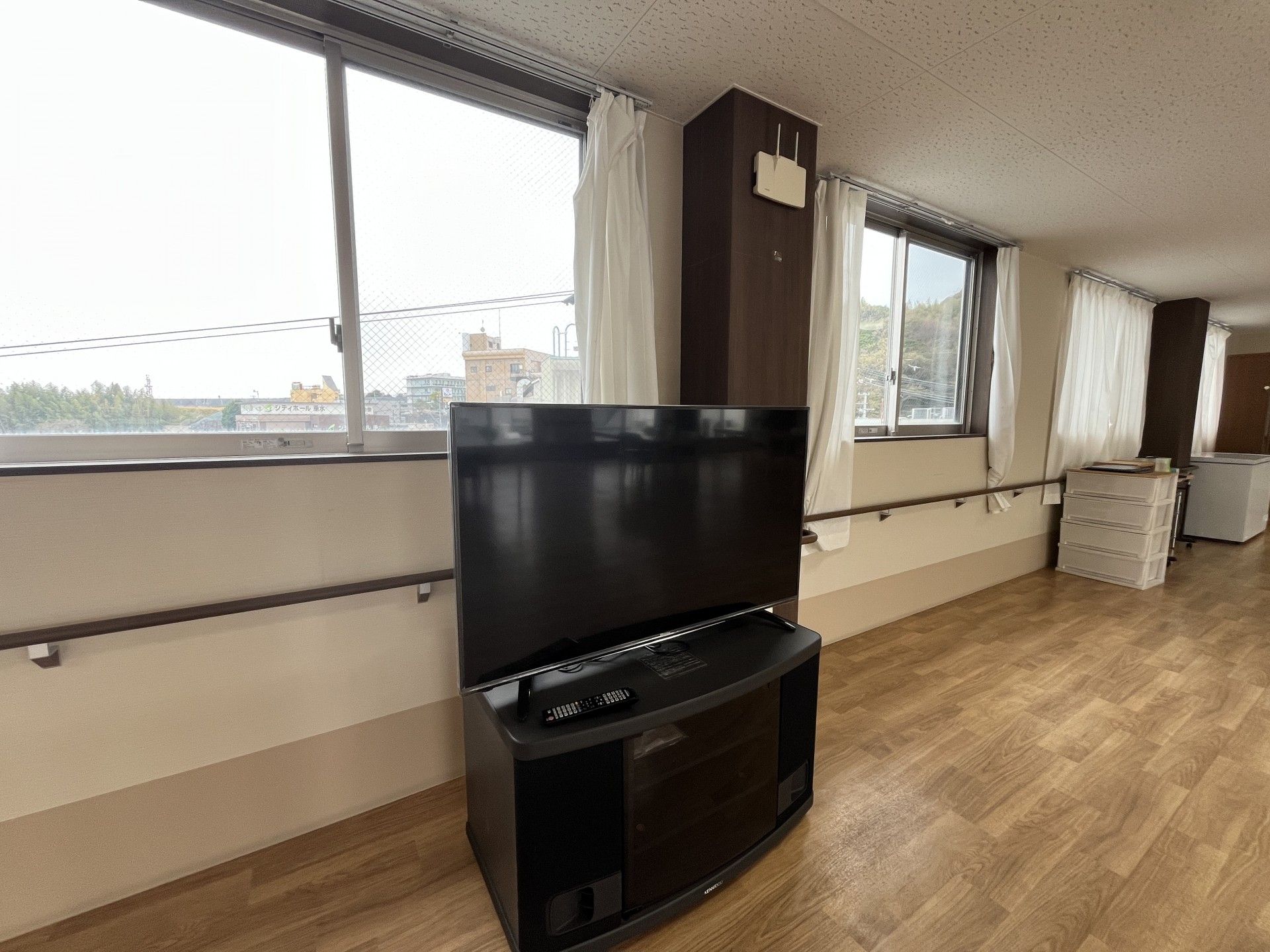 大きな窓とテレビのある部屋