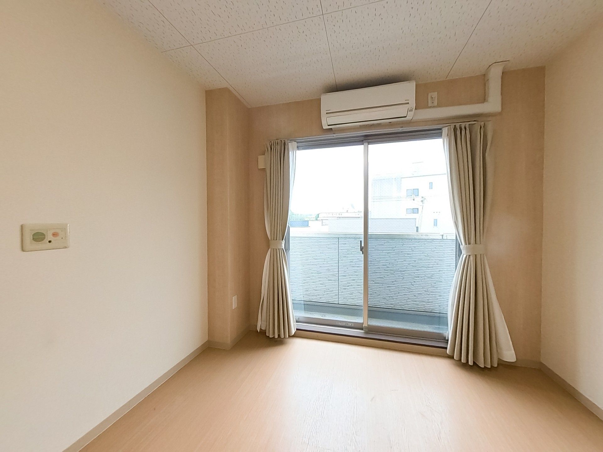 窓際の明るい部屋