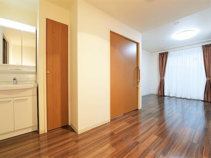 大きな窓があり明るい雰囲気。居室には、収納家具だけでなく洗面もついている。