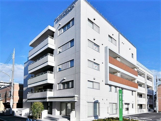 ５階建ての建物は一見高齢者向けの施設に見えない白を基調とした外観でベランダもある。