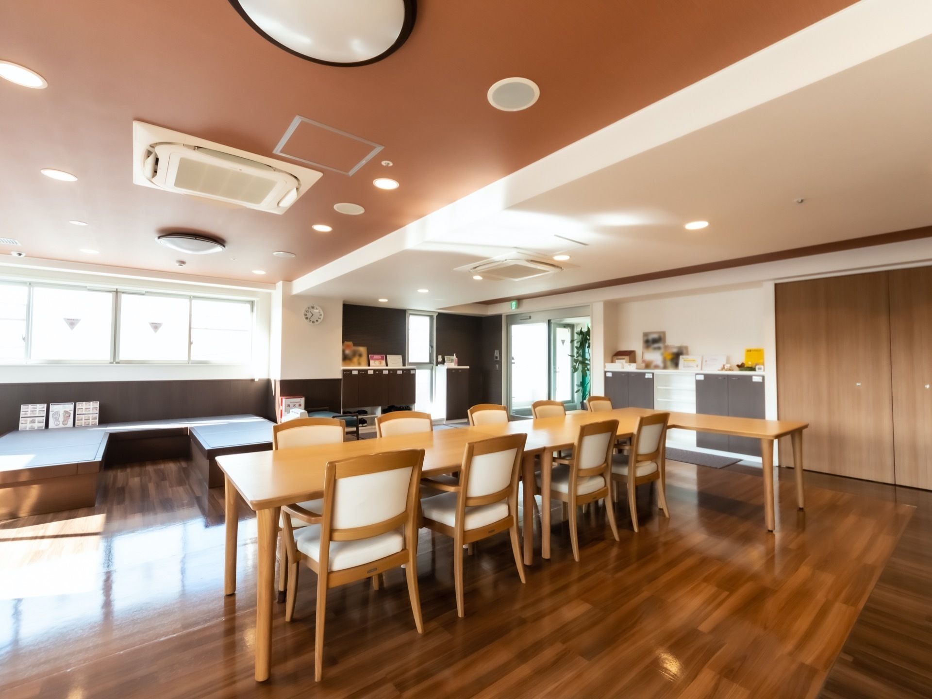 食堂の中央にテーブルを縦に並べて、入居者様が一堂に集まれるようにしてある。賑やかにみんなで食事やレクリエーションを行える。