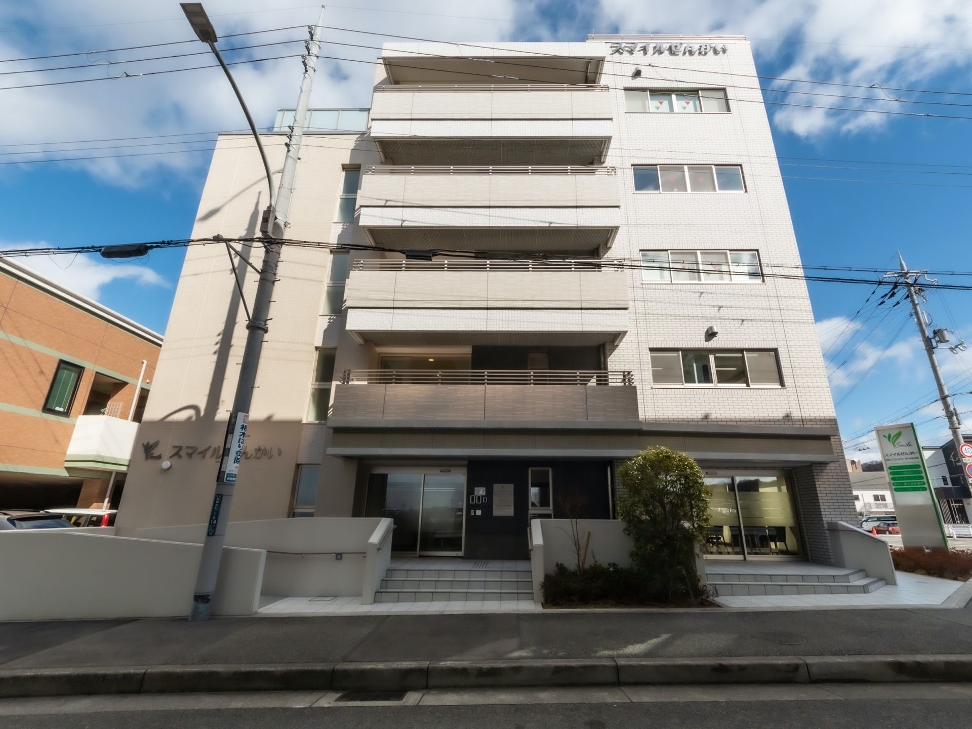 エントランスは居住部分と他施設とで、エントランスを分けて配置している。車椅子をご利用の方のため、スロープ通路が設けられている。