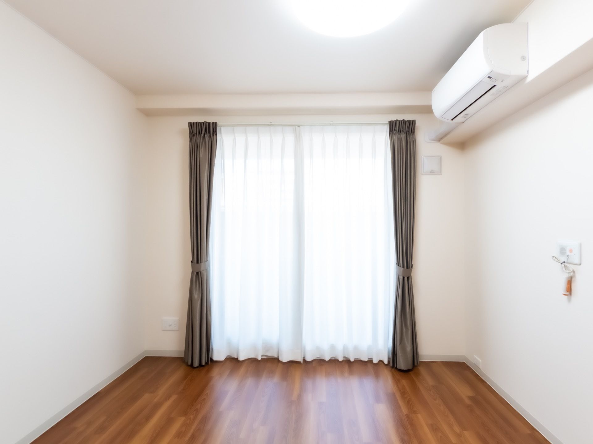 居室には空調設備が標準装備されている。入居者様が自身で、室内の温度を心地良い状態にその都度調整できる。