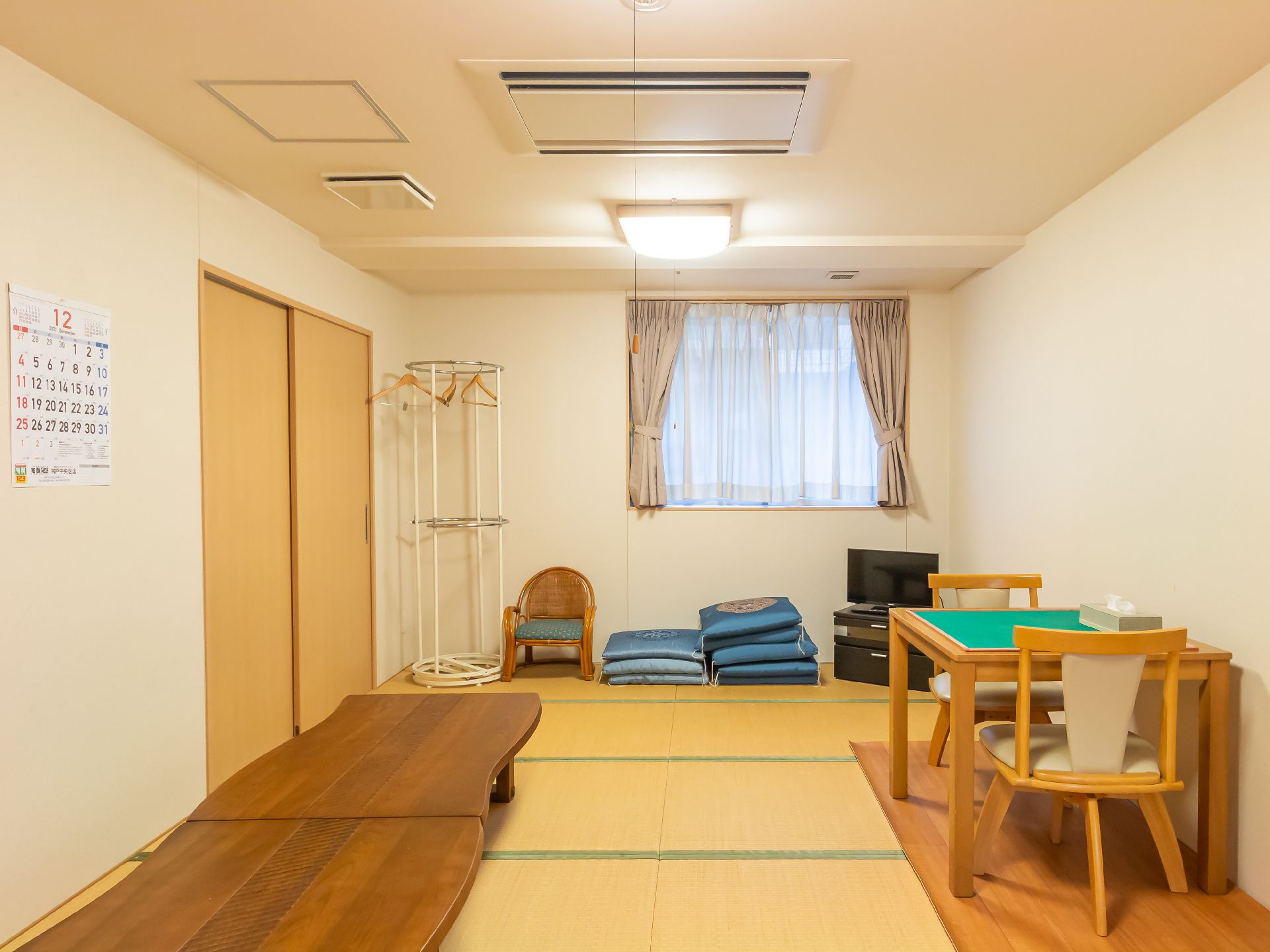 テーブルなどが置かれている居室