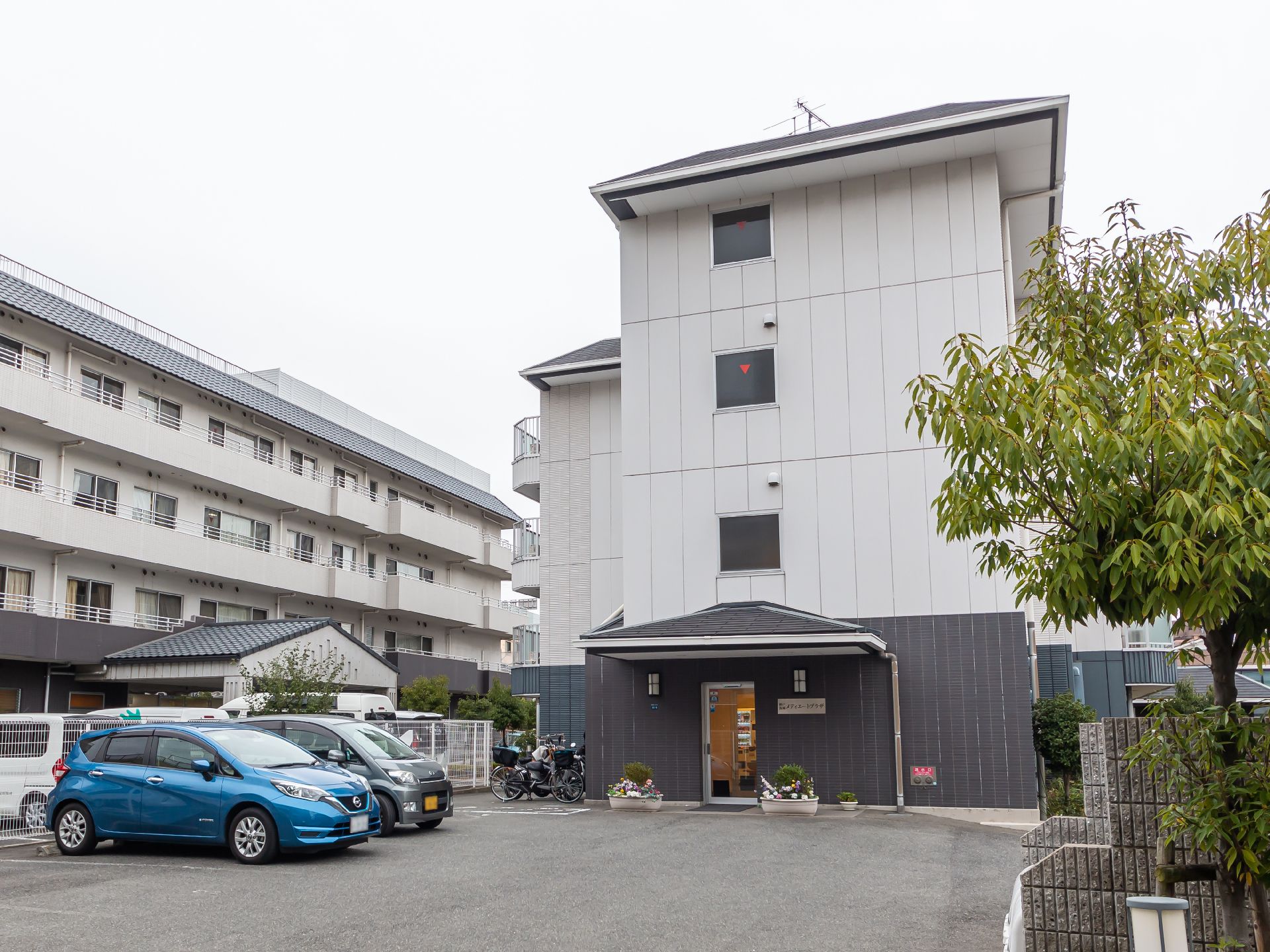 施設前に車が停まっている外観
