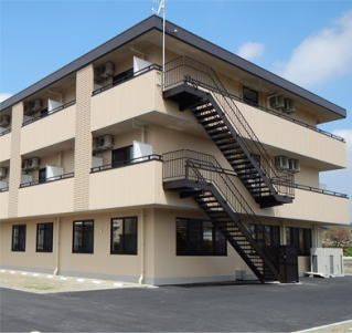 明るい外観の建物