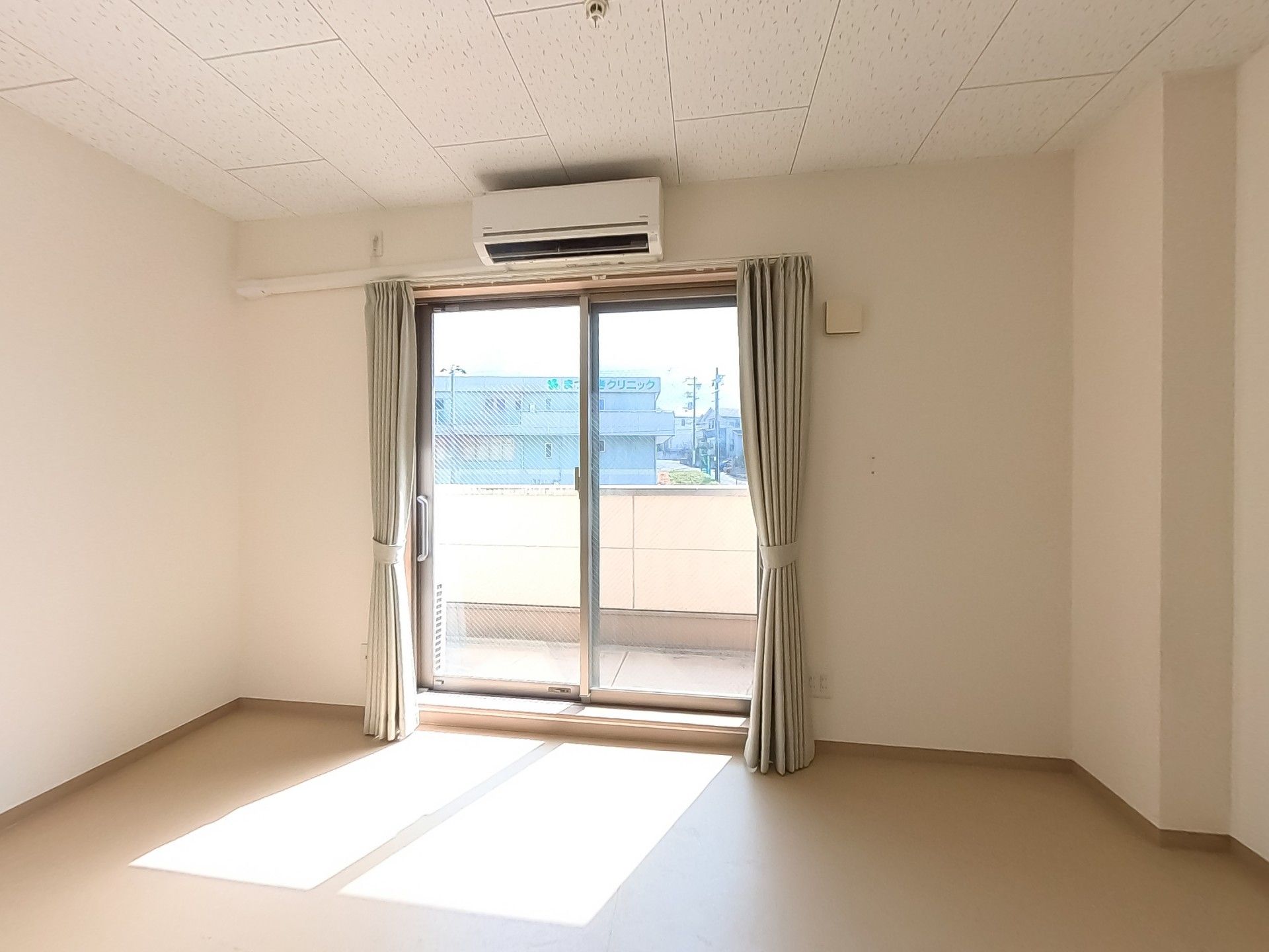 日差しが差し込む部屋