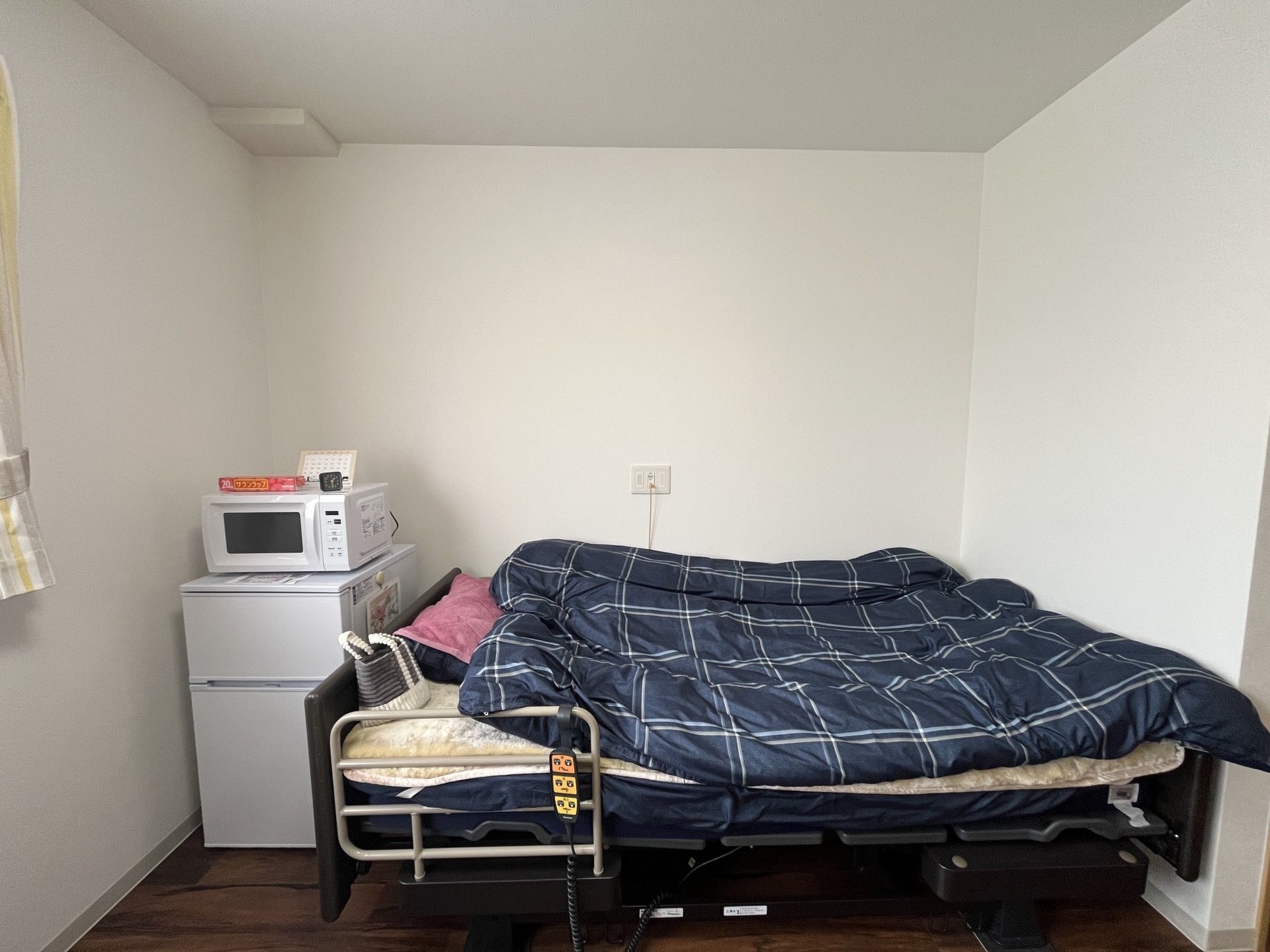 ベッドと家電のある部屋