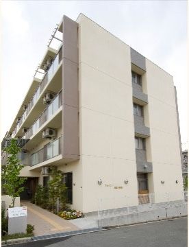 建物沿いにスロープが造りつけられ玄関まで点字ブロックが完備された施設外観