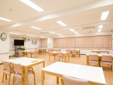 広いスペースにゆったりテーブルを配置しているため、車椅子に座ったままでも着席できる。入居者様の健康を考え、バランスの良い食事を提供している。