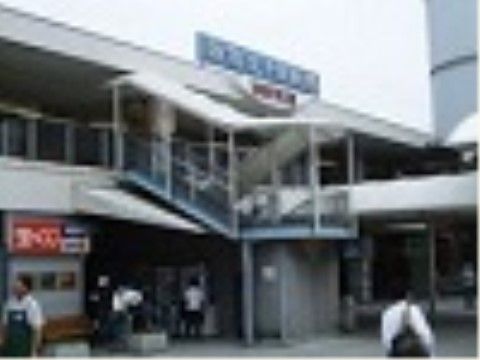 環境の良い場所に位置する当施設は、駅から徒歩で18分、バスをご利用いただくとバス停からは徒歩４分ほどである。