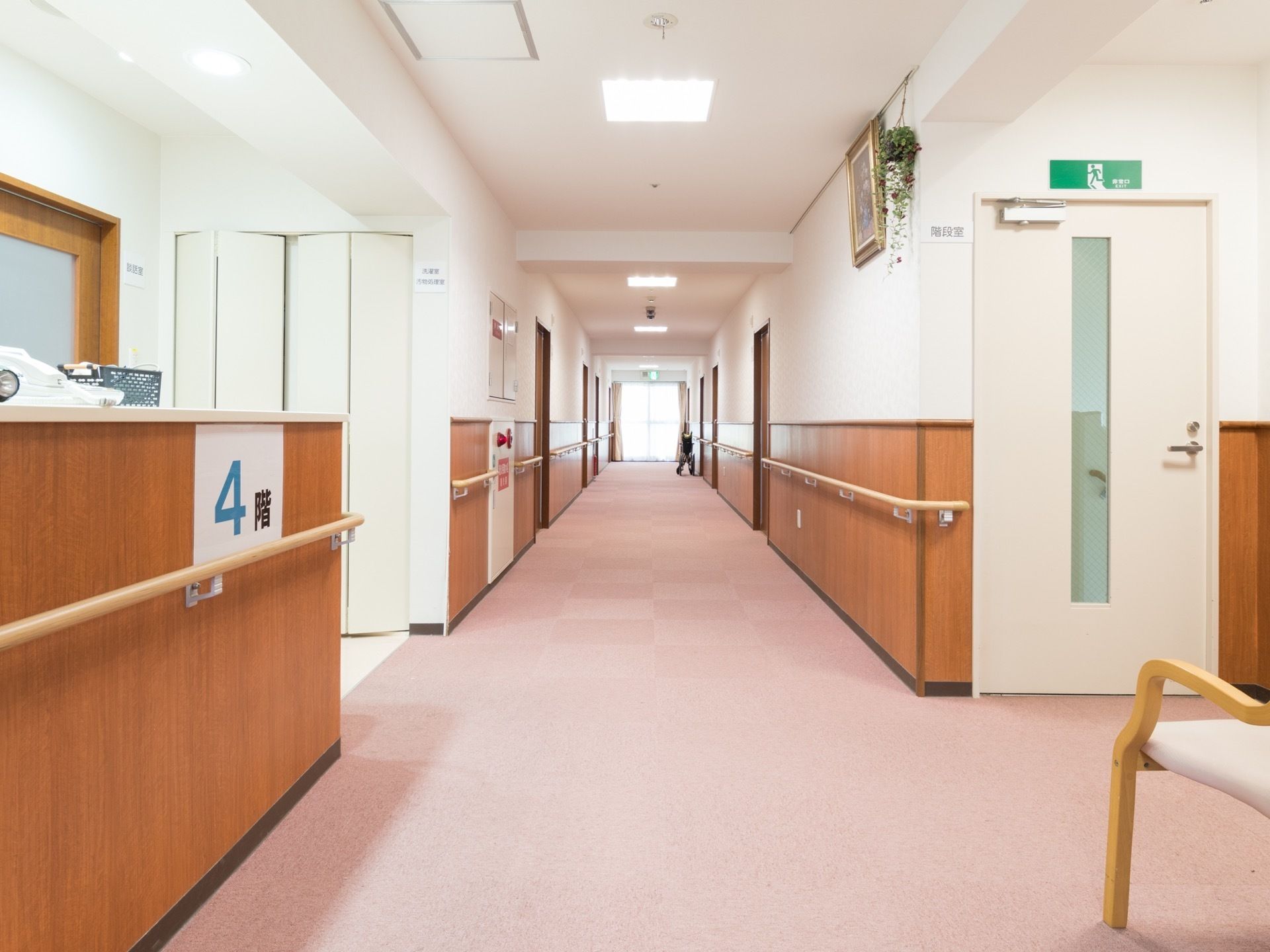 幅の広い廊下は、車椅子をご利用の方がゆとりを持ってすれ違うことができる幅となっている。照明はLEDなので明るく維持されている。