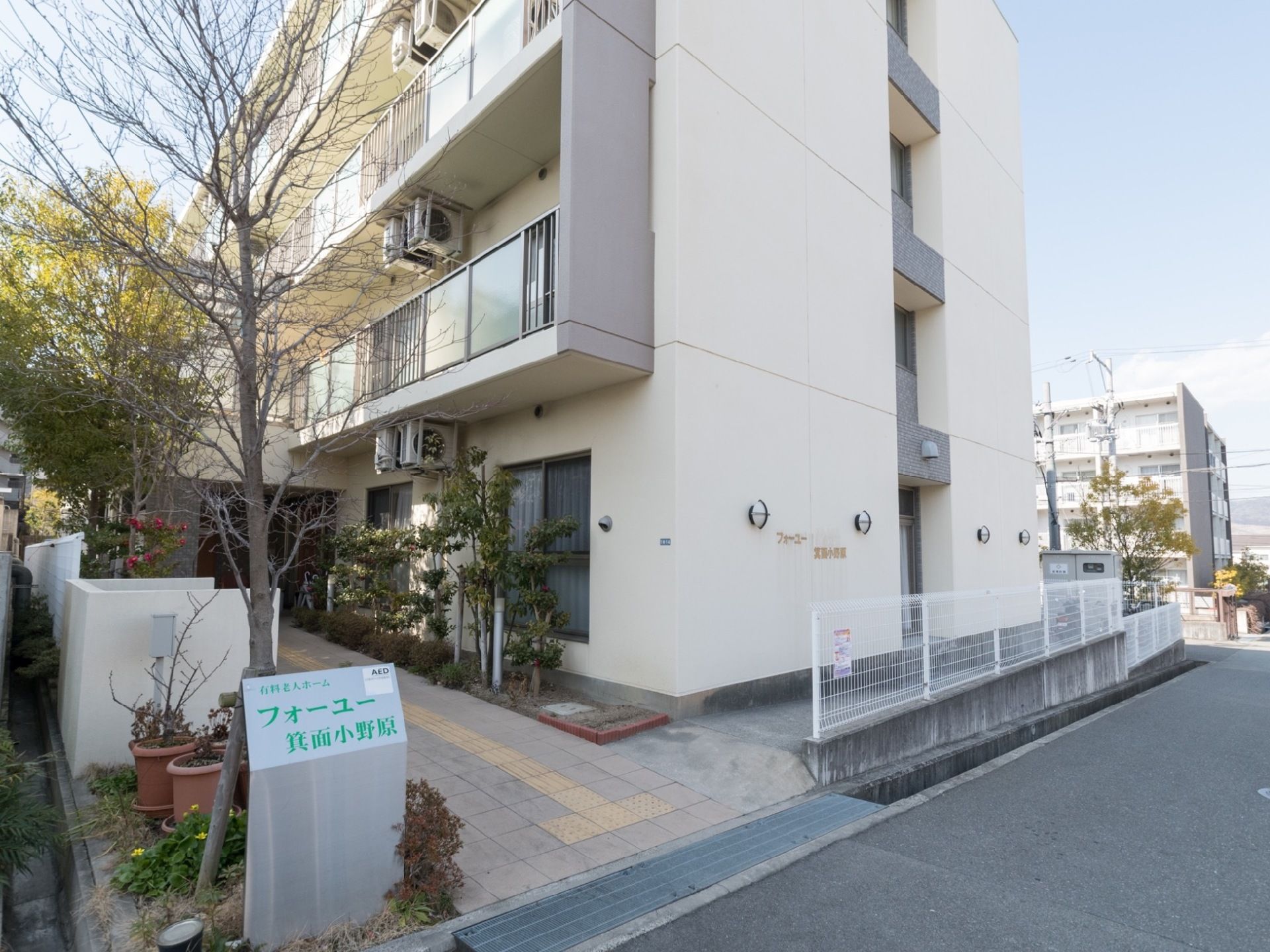 白とグレーの外観はデザイナーズマンションのような高級感も感じさせる。段差も無いので車椅子をご利用の方も安心してご来館できる。