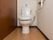 トイレの一例。掃除の行き届いた温水洗浄便座を設置。手すりも完備してあるので、安全にご利用いただける。