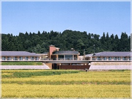 自然に囲まれた建物外観