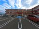 広々とした駐車場のある建物