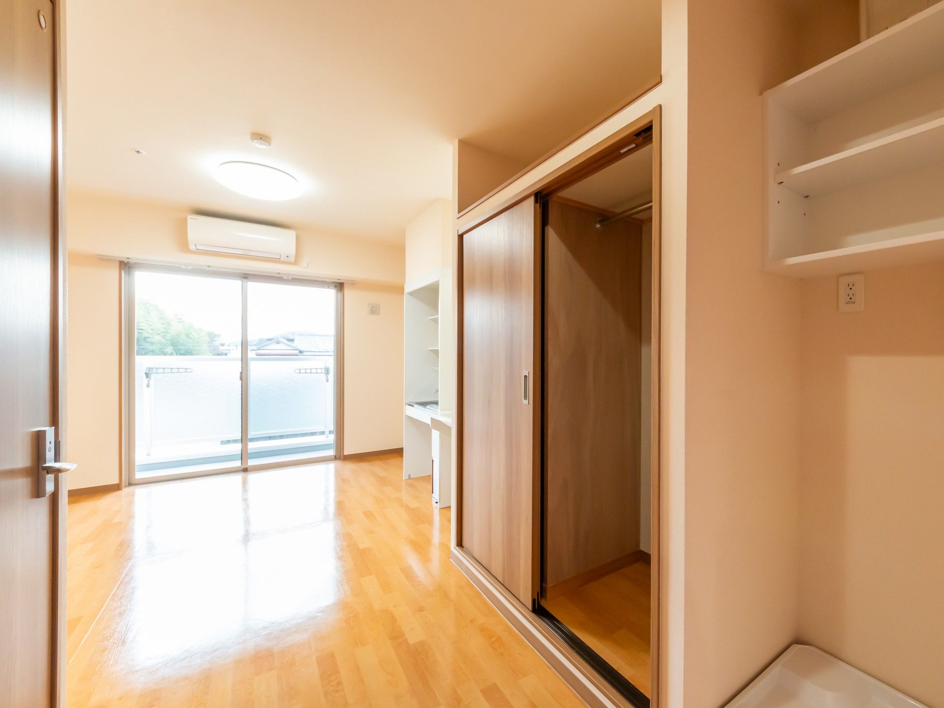 明るい居室の一角