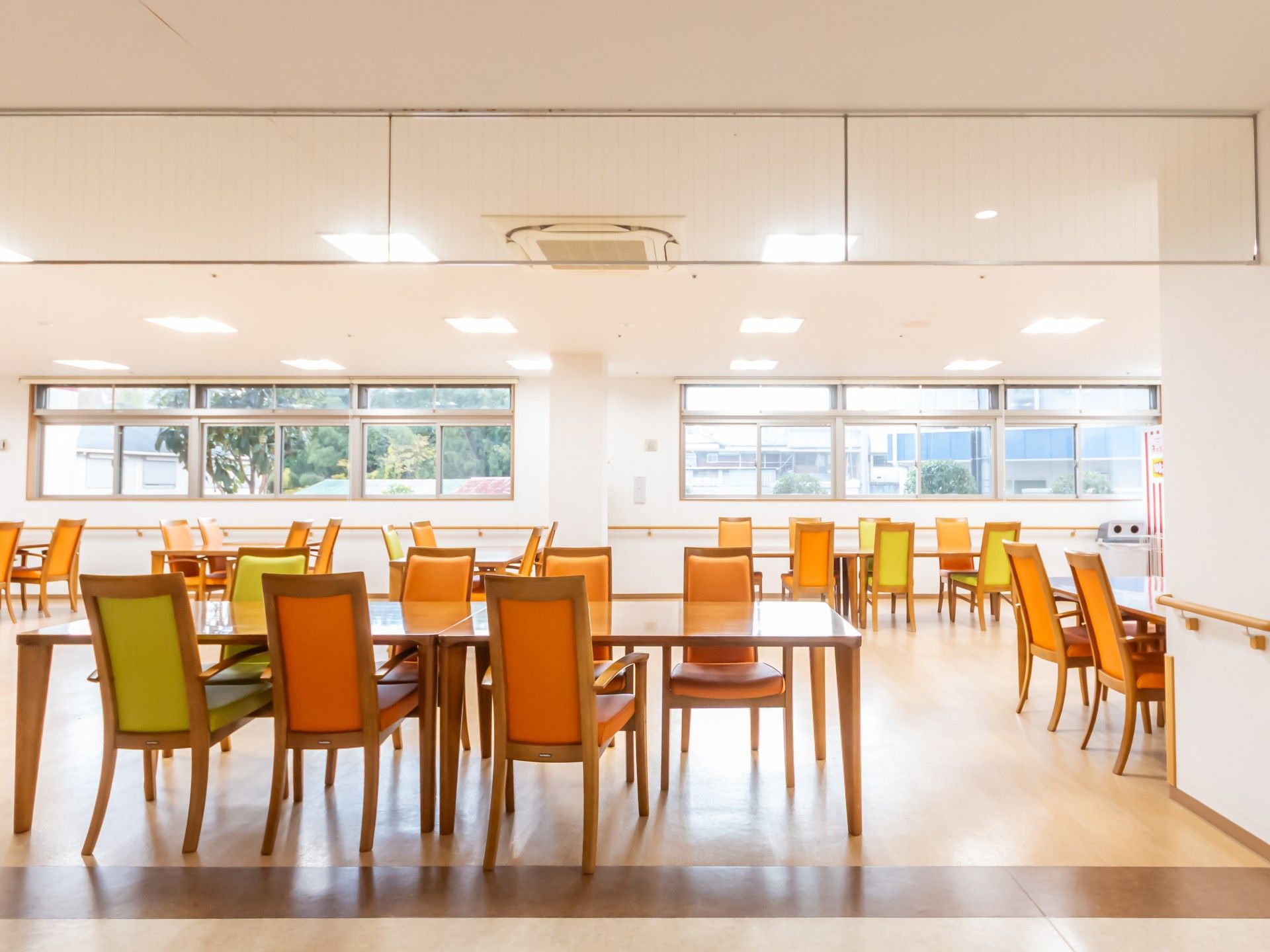 明るい食堂の様子