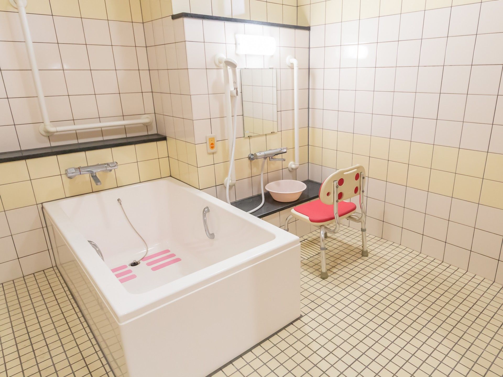 手すり付きの浴室