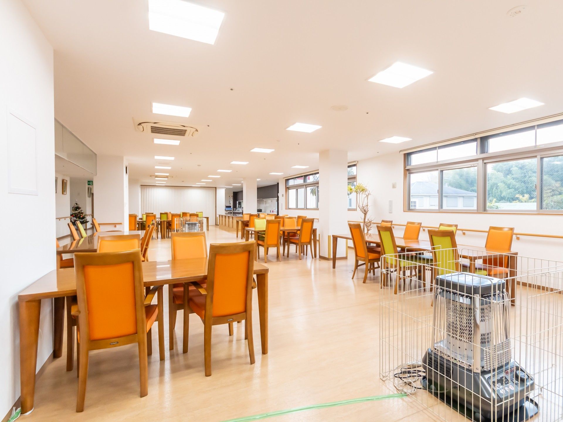 明るい食事スペース