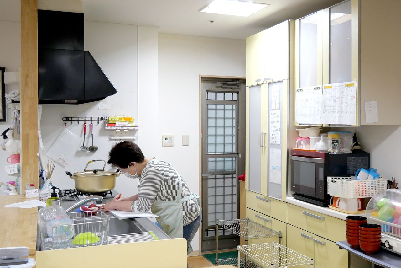 清潔なキッチンで作業する人